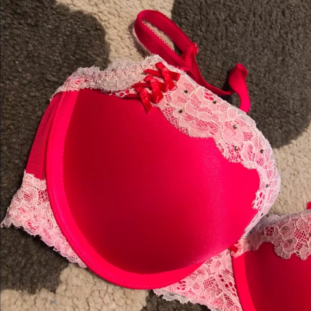 Victoria Secret - Picture 2 of 3